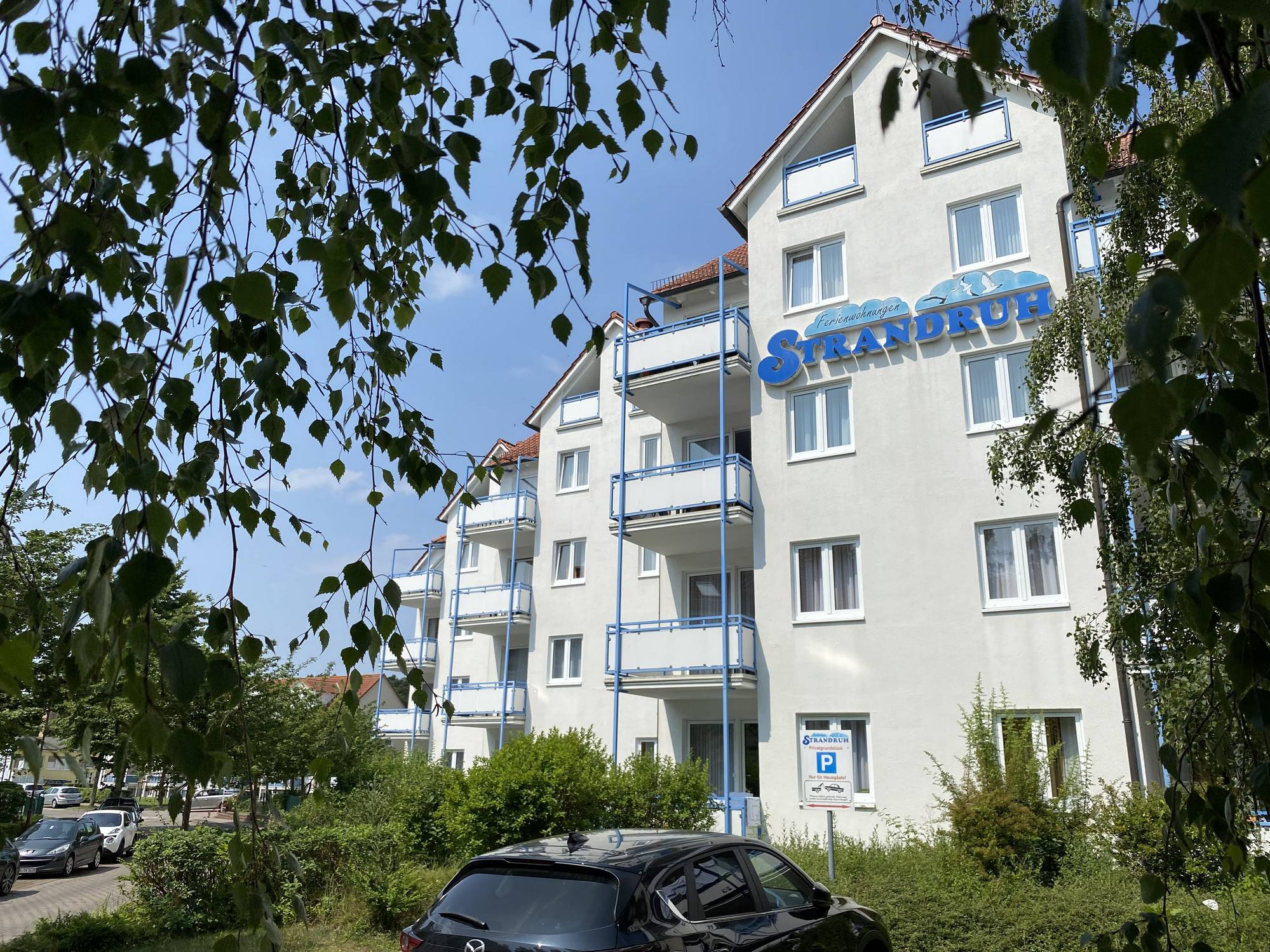 Loungebereich mit Palmen und Sonnenschirm im Sand